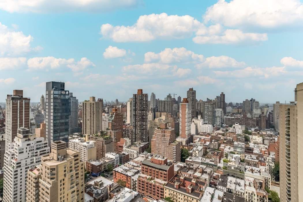 422 East 72nd Street, Unit 33A Manhattan, NY 10021 - Photo 12 of 18 a view of a city with lot of buildings