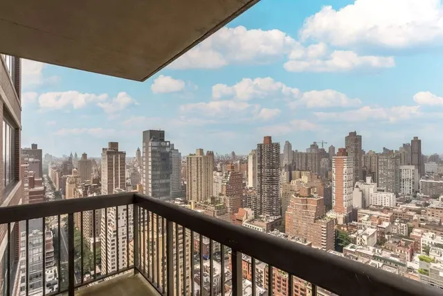 $2,995,000 | 422 East 72nd Street, Unit 33A | Lenox Hill