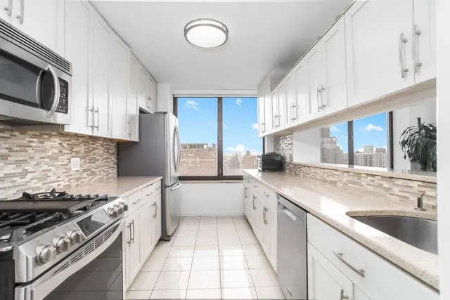 $2,995,000 | 422 East 72nd Street, Unit 33A | Lenox Hill