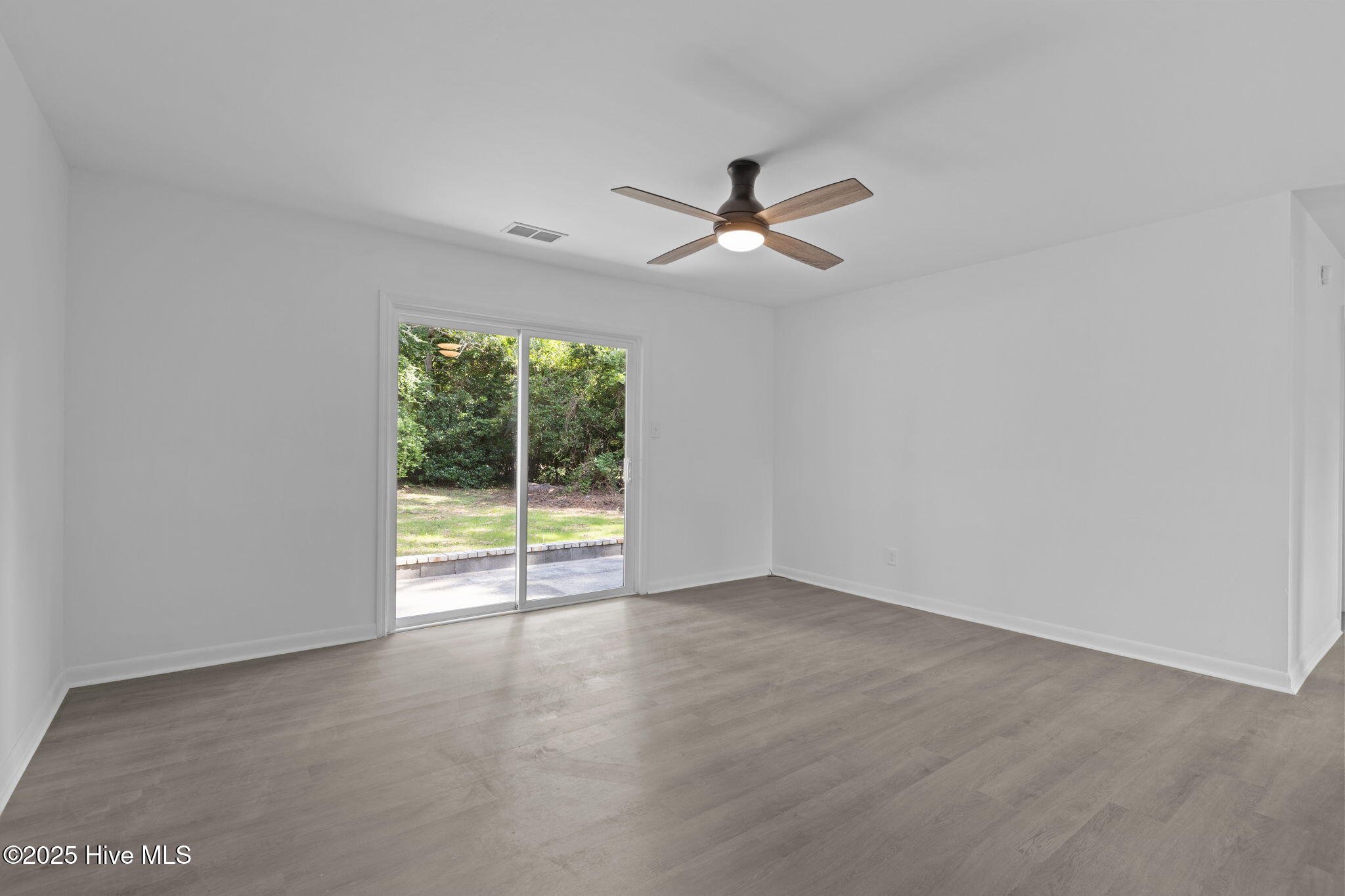 119 Riverside Drive Havelock, NC 28532 - Photo 12 of 41 Living Room