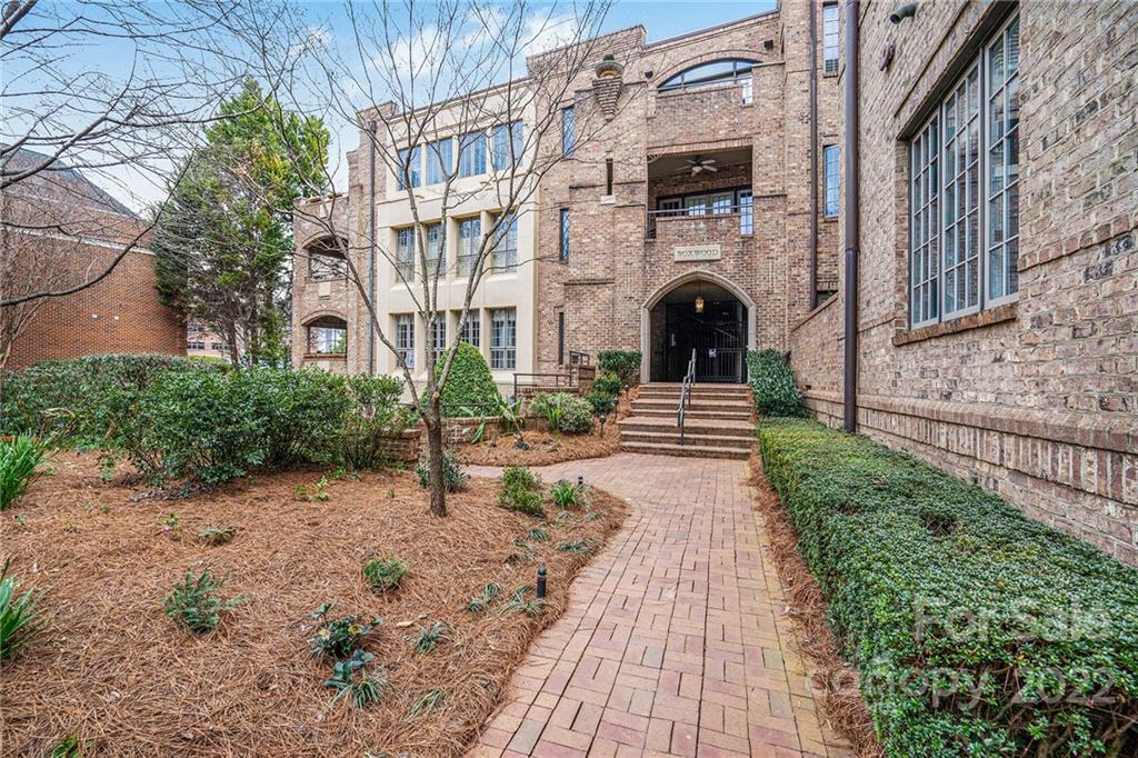 237 Queens Road, Unit 237 Charlotte, NC 28204 - Photo 3 of 29 Gallery Image 3