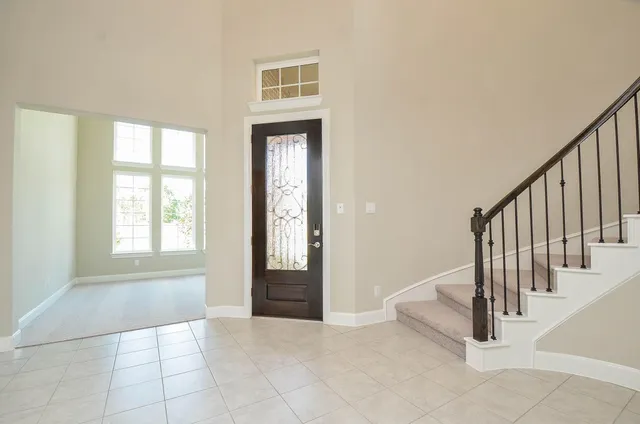 a view of an entryway with livingroom