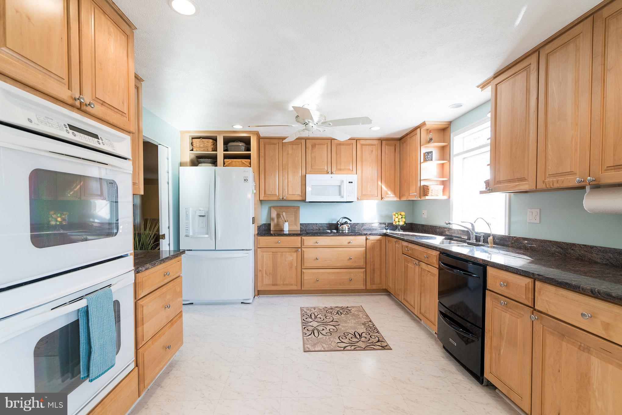 Fully equipped and ready for entertaining.