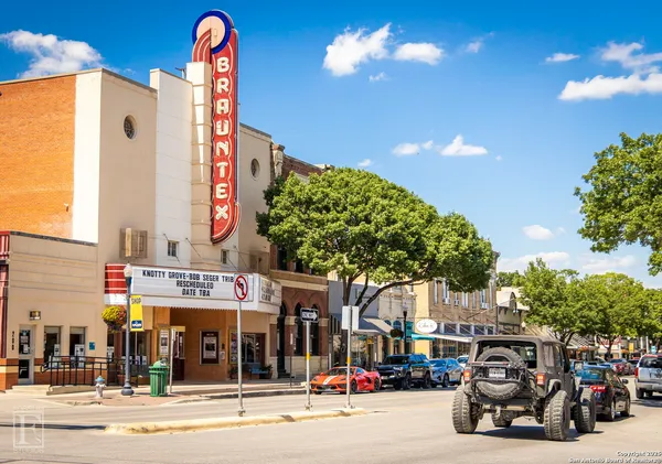 $520,000 | 371 West Lincoln Street, Unit B114, New Braunfels, TX 78130