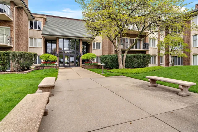 $645,000 | 3 Oak Brook Club Drive, Unit E207, Oak Brook, IL 60523