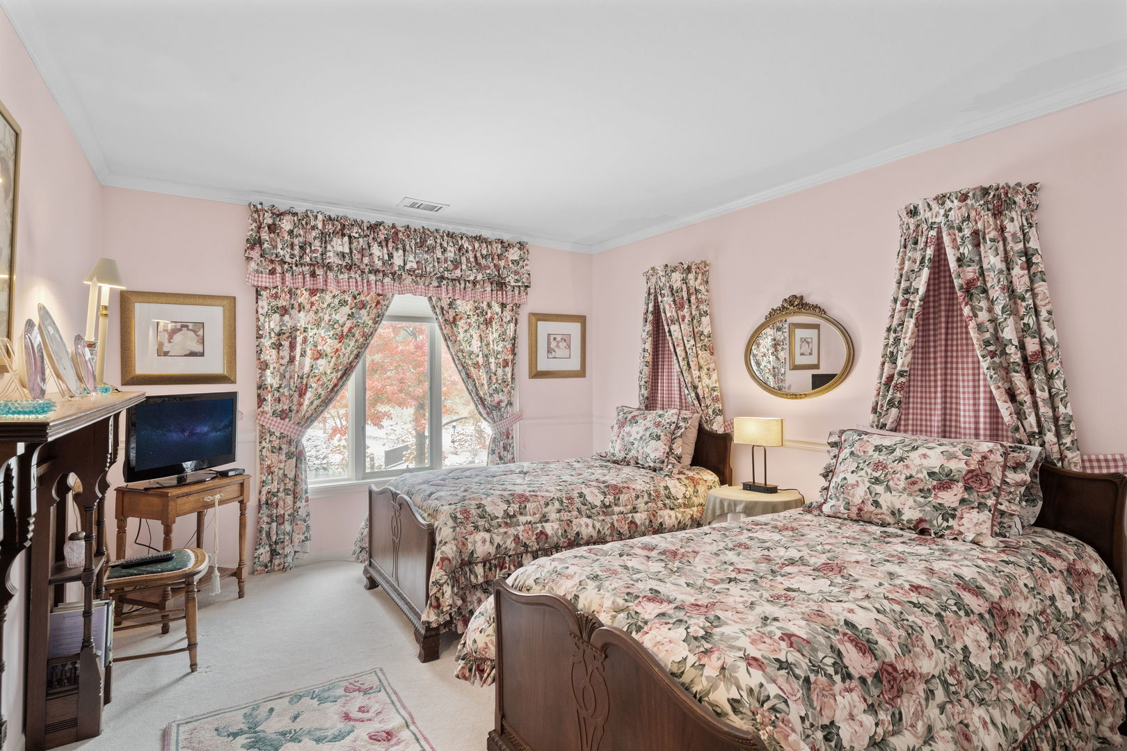 3 Oak Brook Club Drive, Unit E207 Oak Brook, IL 60523 - Photo 12 of 35 a bedroom with double bed and a window