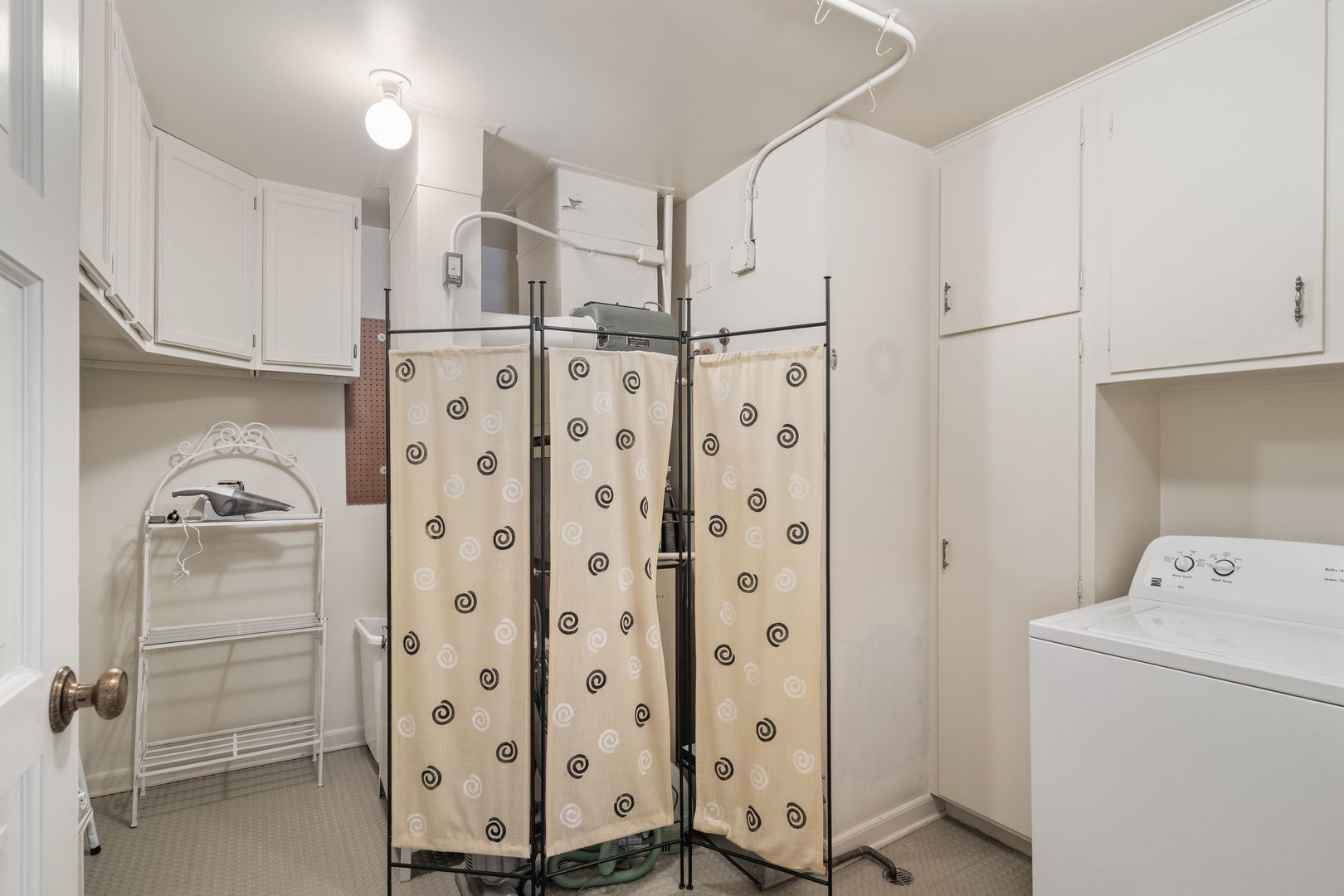 3 Oak Brook Club Drive, Unit E207 Oak Brook, IL 60523 - Photo 15 of 35 a view of kitchen with refrigerator and cabinets