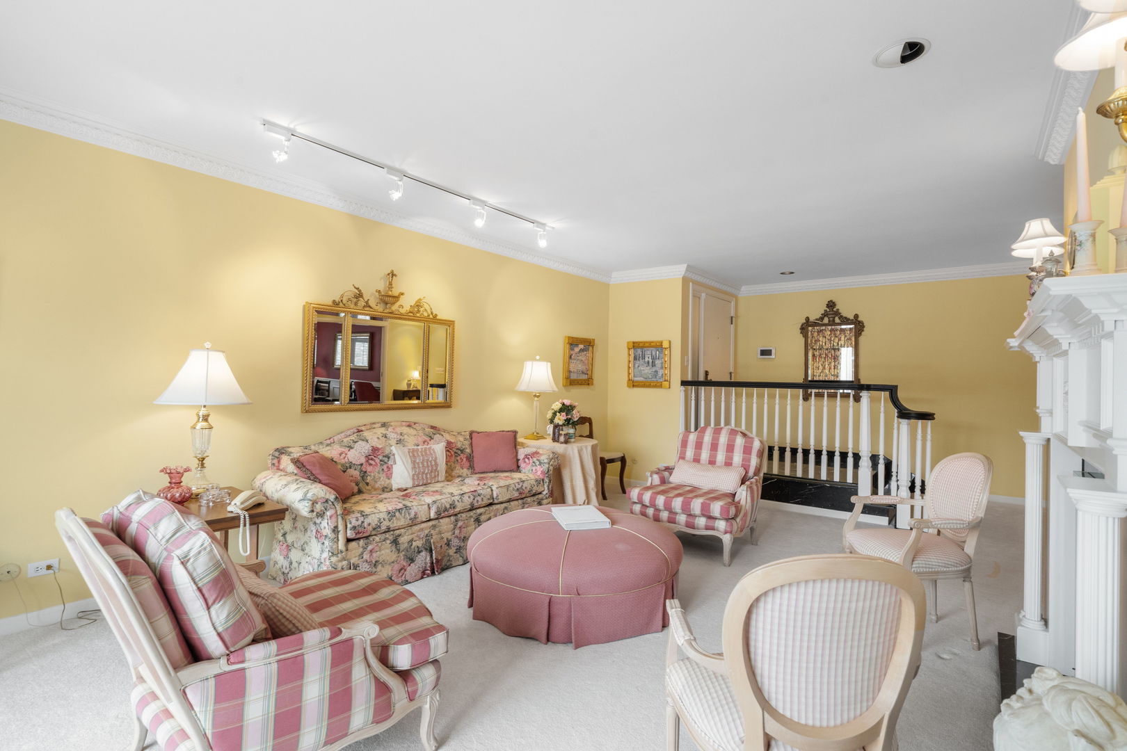 3 Oak Brook Club Drive, Unit E207 Oak Brook, IL 60523 - Photo 21 of 35 a living room with furniture and a lamp