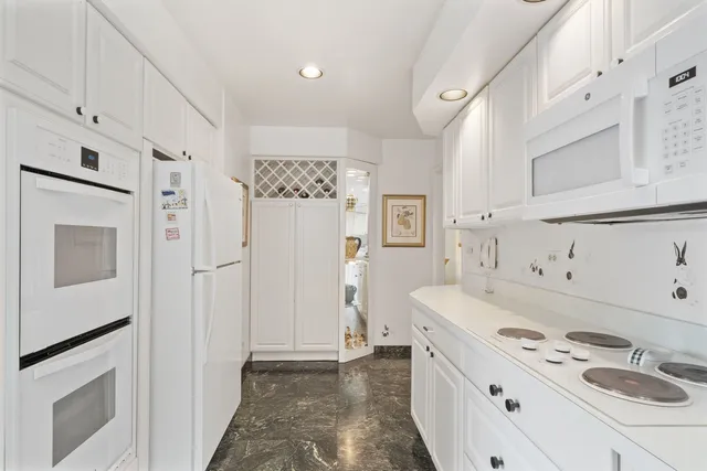 $645,000 | 3 Oak Brook Club Drive, Unit E207, Oak Brook, IL 60523