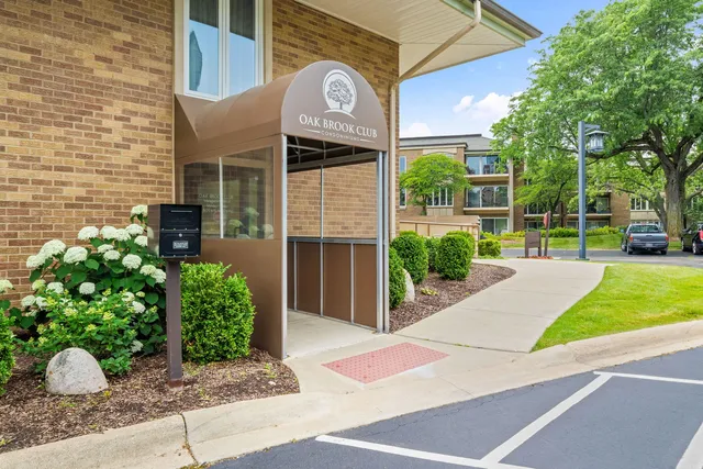 $645,000 | 3 Oak Brook Club Drive, Unit E207, Oak Brook, IL 60523