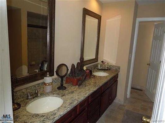 865 Fieldstone Court Rochester, MI 48309 - Photo 13 of 27 13.JPG