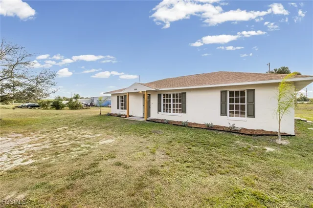 a view of a house with a yard