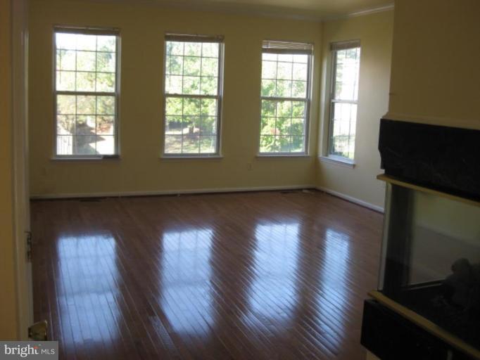 6401 McCoy Road Centreville, VA 20121 - Photo 3 of 11 Living Room #2