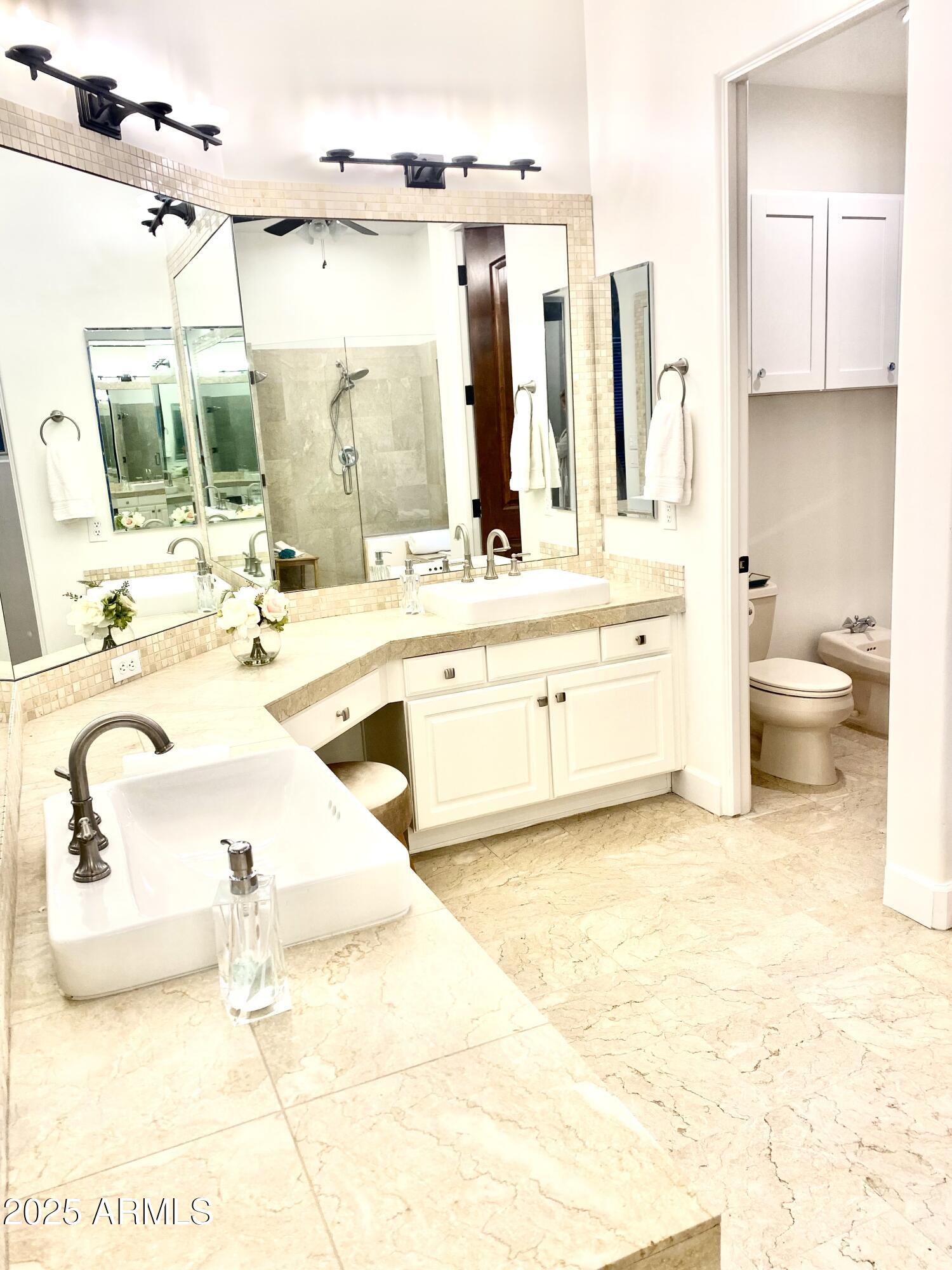 4551 East Cochise Road Phoenix, AZ 85028 - Photo 23 of 43 a bathroom with a tub sink and mirror