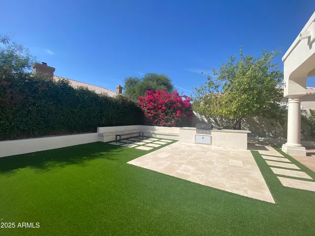 a view of a backyard