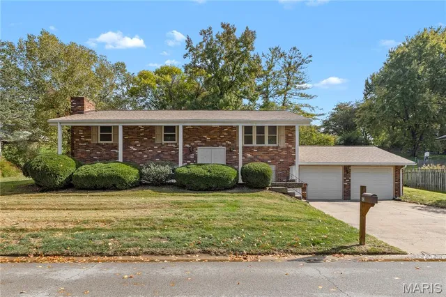 $299,500 | 63 Glendale Drive, Glen Carbon, IL 62034