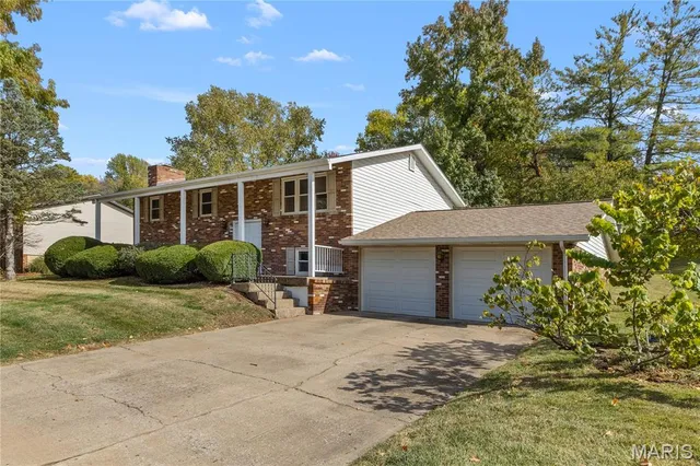 $299,500 | 63 Glendale Drive, Glen Carbon, IL 62034