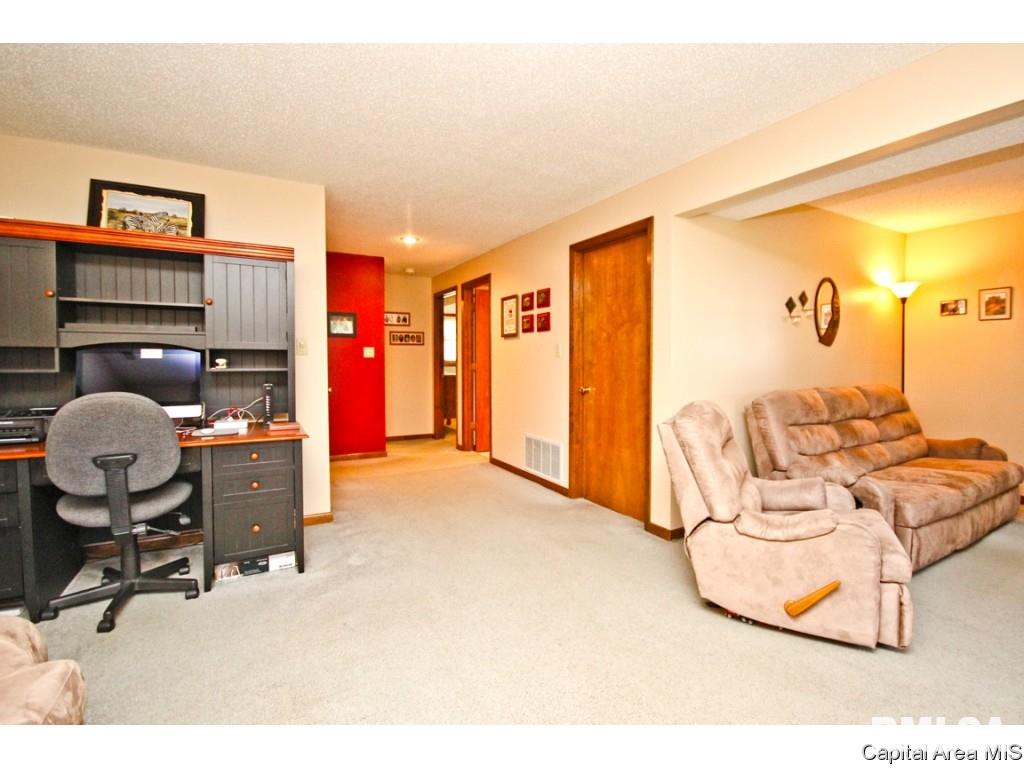 2724 Cheshire Road Springfield, IL 62703 - Photo 11 of 36