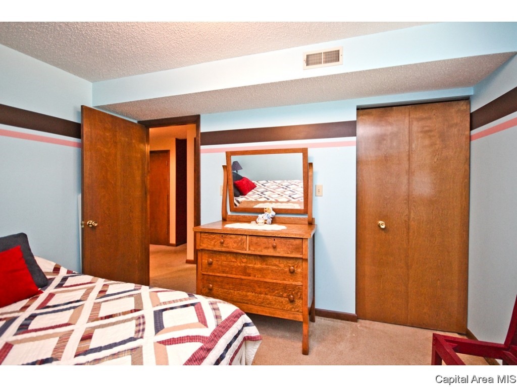 2724 Cheshire Road Springfield, IL 62703 - Photo 24 of 36