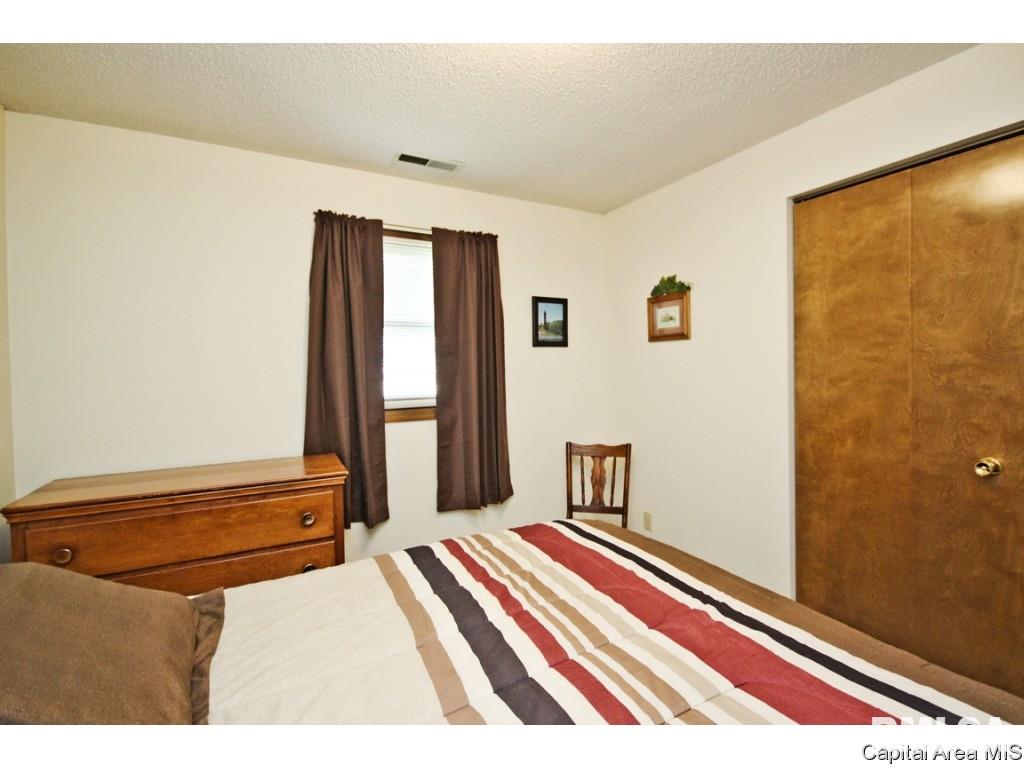 2724 Cheshire Road Springfield, IL 62703 - Photo 28 of 36