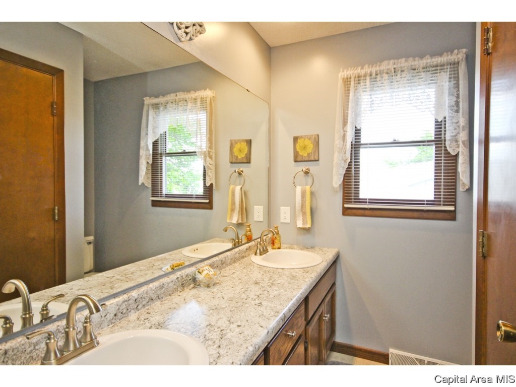 2724 Cheshire Road Springfield, IL 62703 - Photo 32 of 36