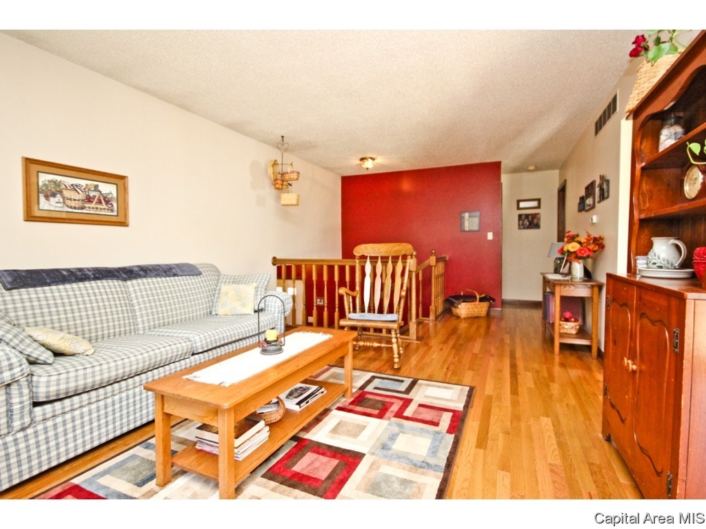 2724 Cheshire Road Springfield, IL 62703 - Photo 4 of 36