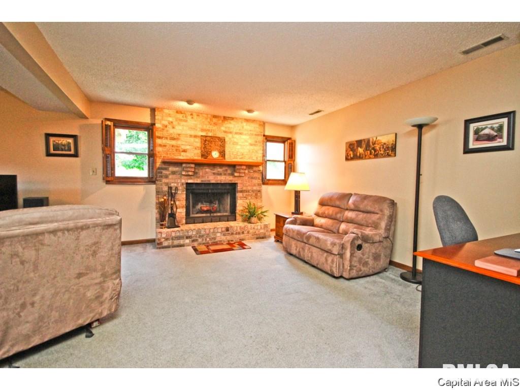 2724 Cheshire Road Springfield, IL 62703 - Photo 9 of 36