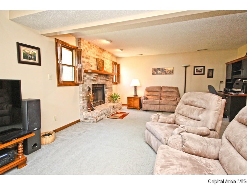 2724 Cheshire Road Springfield, IL 62703 - Photo 10 of 36