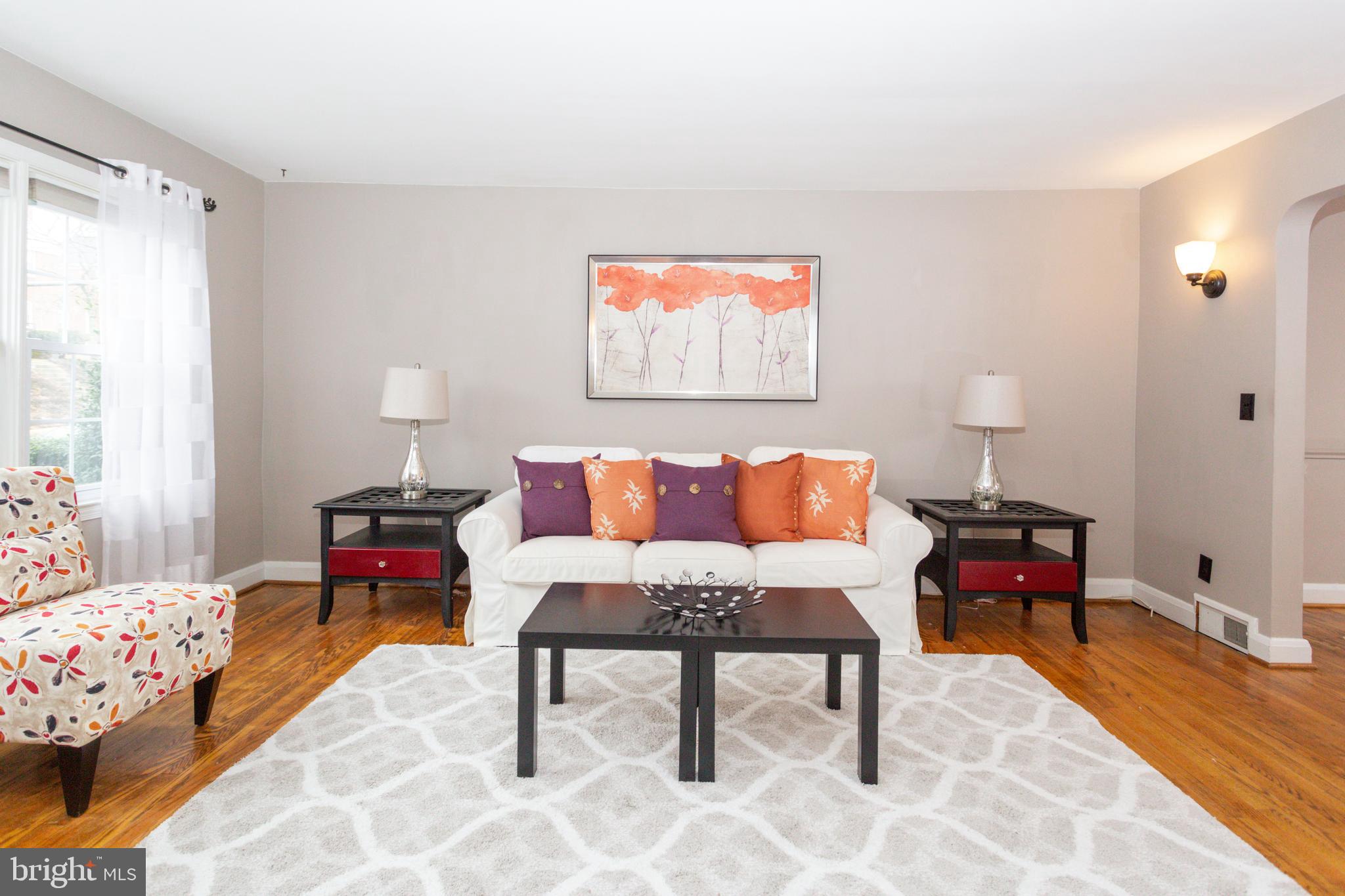 8133 Glen Gary Road Towson, MD 21286 - Photo 3 of 27 Spacious Living Room