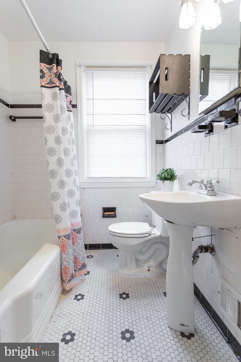 8133 Glen Gary Road Towson, MD 21286 - Photo 23 of 27 Upper Level Full Bathroom