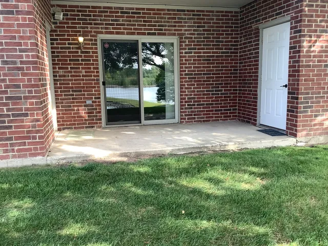 a view of a house with backyard
