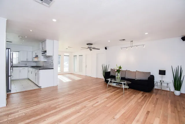 $699,000 | 5666 Overbrook Lane, Houston, TX 77056