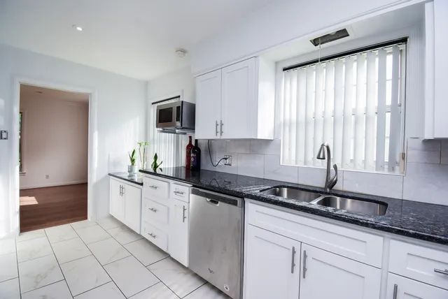 $699,000 | 5666 Overbrook Lane, Houston, TX 77056