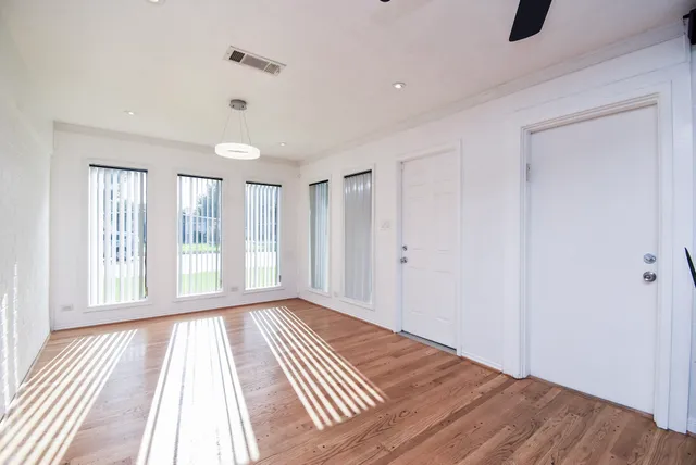 $699,000 | 5666 Overbrook Lane, Houston, TX 77056