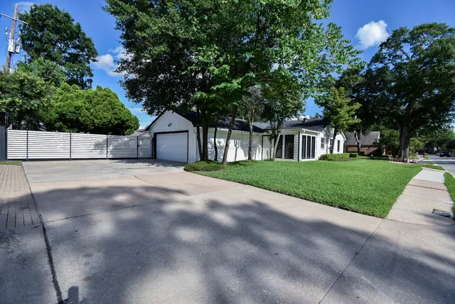 $699,000 | 5666 Overbrook Lane, Houston, TX 77056