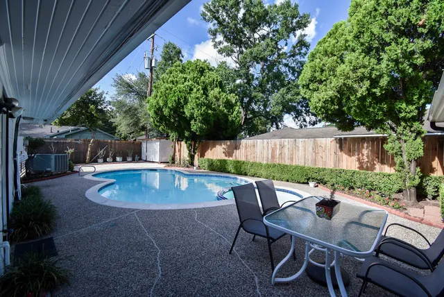 $699,000 | 5666 Overbrook Lane, Houston, TX 77056