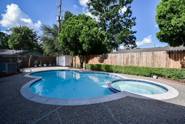 $699,000 | 5666 Overbrook Lane, Houston, TX 77056