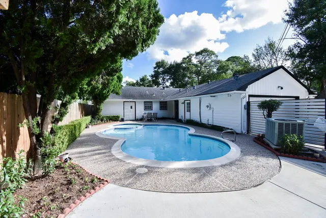 $699,000 | 5666 Overbrook Lane, Houston, TX 77056