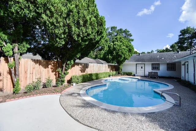 $699,000 | 5666 Overbrook Lane, Houston, TX 77056