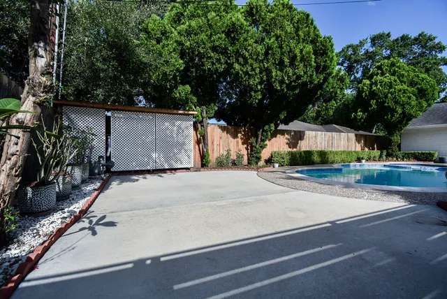 $699,000 | 5666 Overbrook Lane, Houston, TX 77056