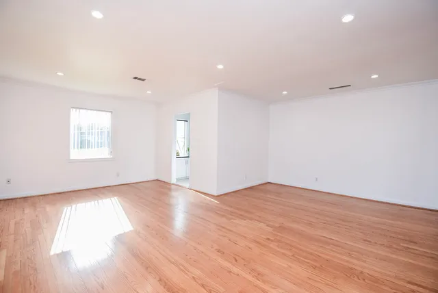 $699,000 | 5666 Overbrook Lane, Houston, TX 77056