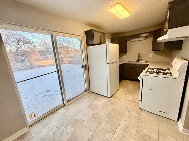 a view of a big room with closet and windows