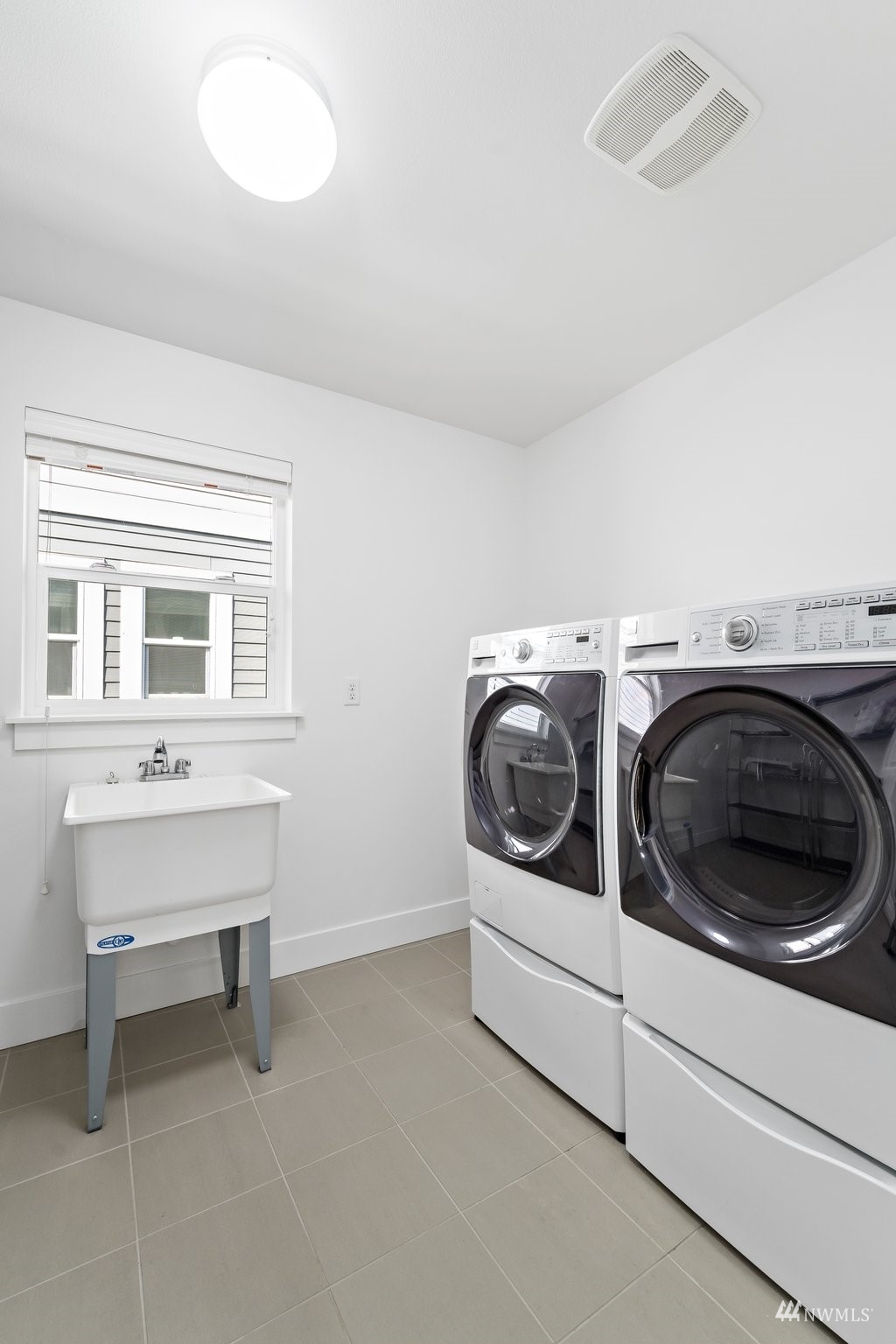 1012 North 29th Street Renton, WA 98056 - Photo 35 of 40 a utility room with dryer and washer