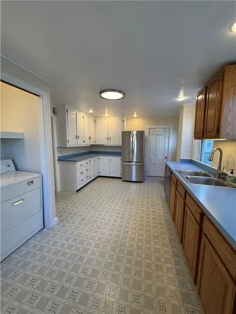 $3,000 | 1 Bartlett Court, Unit 1, Newport, RI 02840