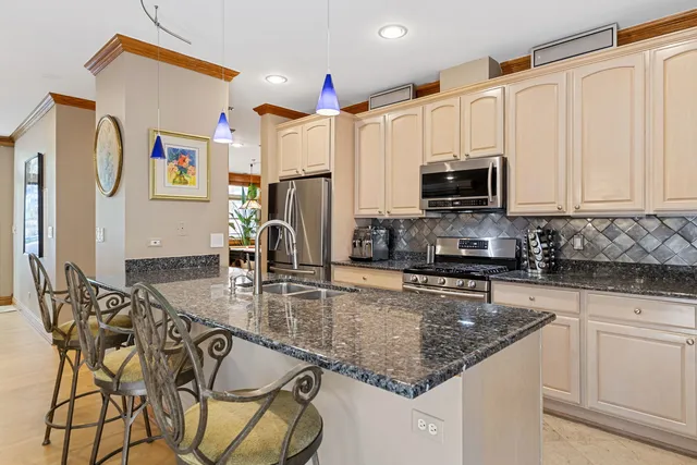 $859,000 | 16 North May Street, Unit 543, Chicago, IL 60607