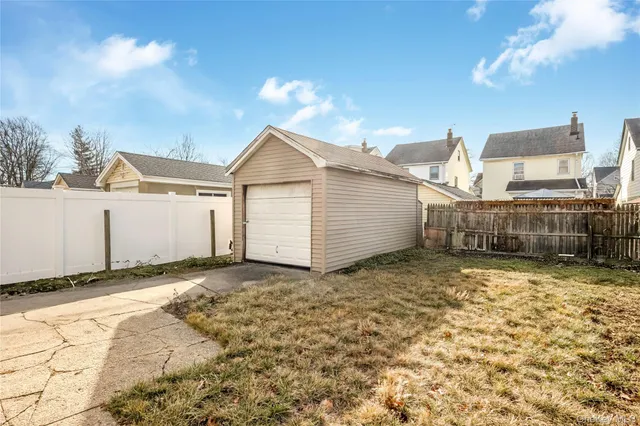 a view of a house with backyard