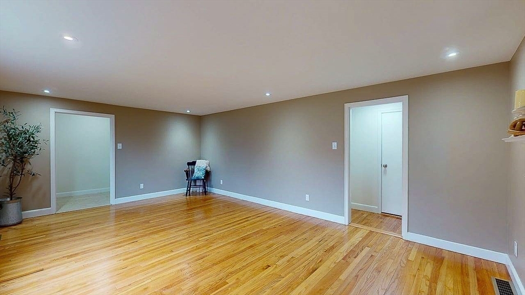437 Salisbury Street Worcester, MA 01609 - Photo 18 of 37