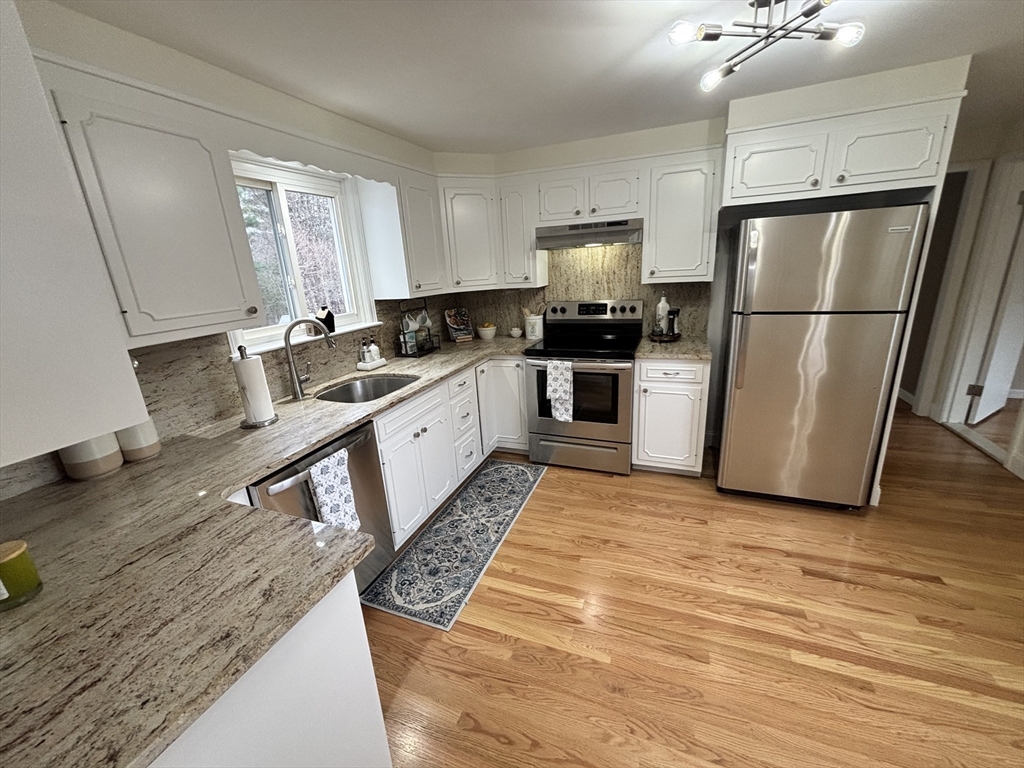 437 Salisbury Street Worcester, MA 01609 - Photo 3 of 36