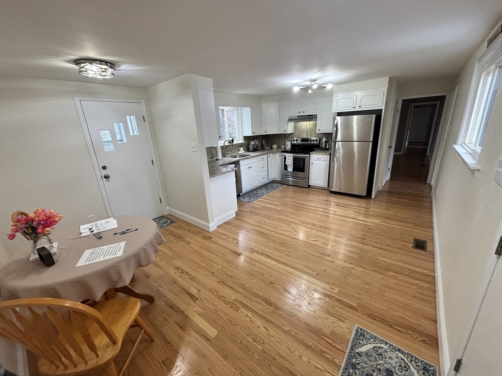 437 Salisbury Street Worcester, MA 01609 - Photo 6 of 36