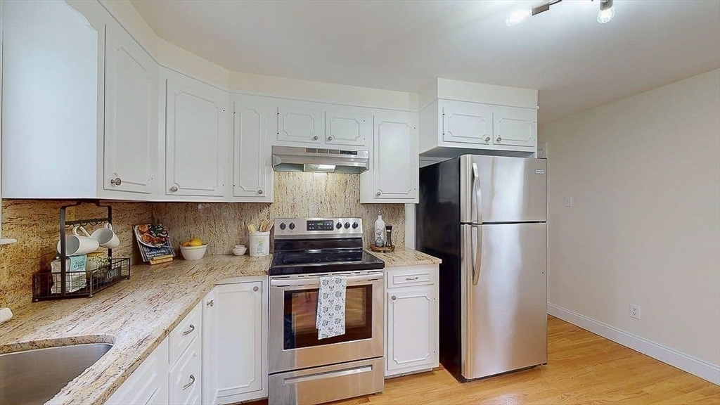 437 Salisbury Street Worcester, MA 01609 - Photo 7 of 37